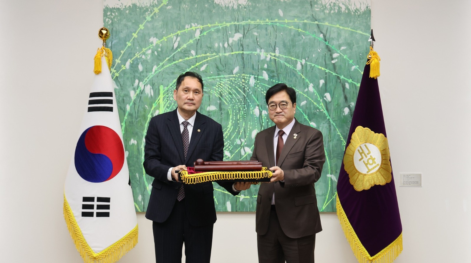 禹의장, 계엄 해제 의사봉 국회기록원 제1호 기록물 기증